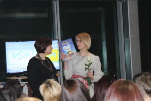 Solvita Lodiņa un Iveta Gēbele ar Latviešu ābeci IMG_5827